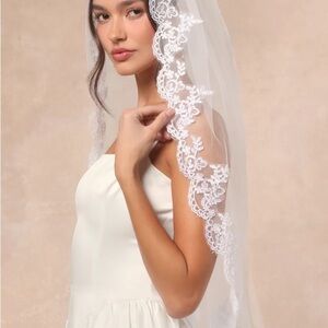 Lulu's White Lace Hair Accessory